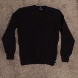 Men’s black sweat shirt